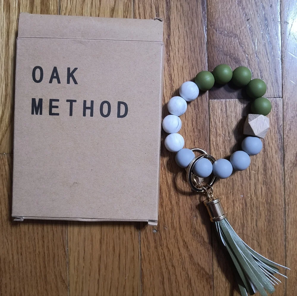 3/$10⭐ Oak Method keychain wristlet, green
